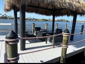 Terrace/patio - SUN LOVERS PARADISE Completely Remodeled Modern Waterfront direct Gulf access (Cape Coral)