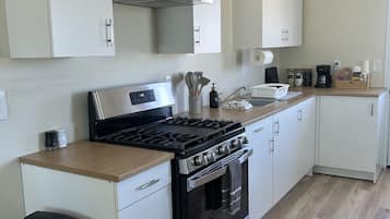 Kylskåp, mikrovågsugn, ugn och spishäll