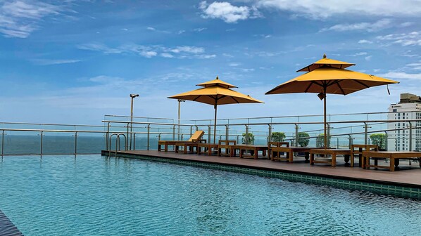 Outdoor pool - Sofia Colombo City Hotel (Colombo)