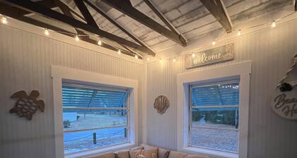 Super Cute coastal cottage! Close to Surf City NC and Topsail Island beaches!