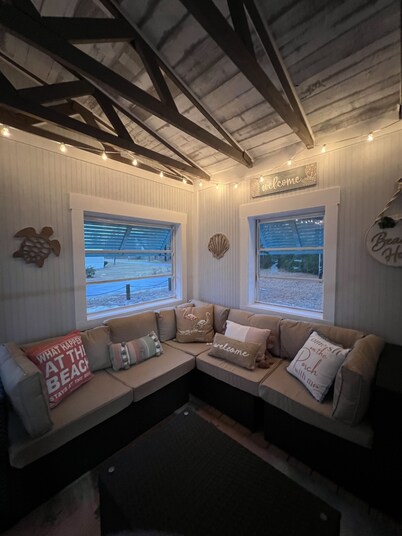 Super Cute coastal cottage! Close to Surf City NC and Topsail Island beaches! 