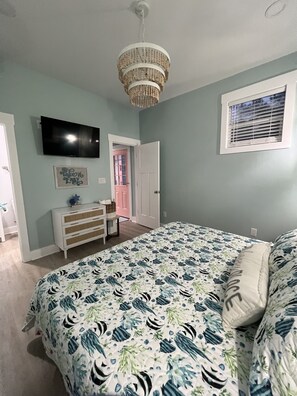 4 bedrooms, in-room safe, WiFi, bed sheets - Super Cute coastal cottage! Close to Surf City NC and Topsail Island beaches!  (Holly Ridge)