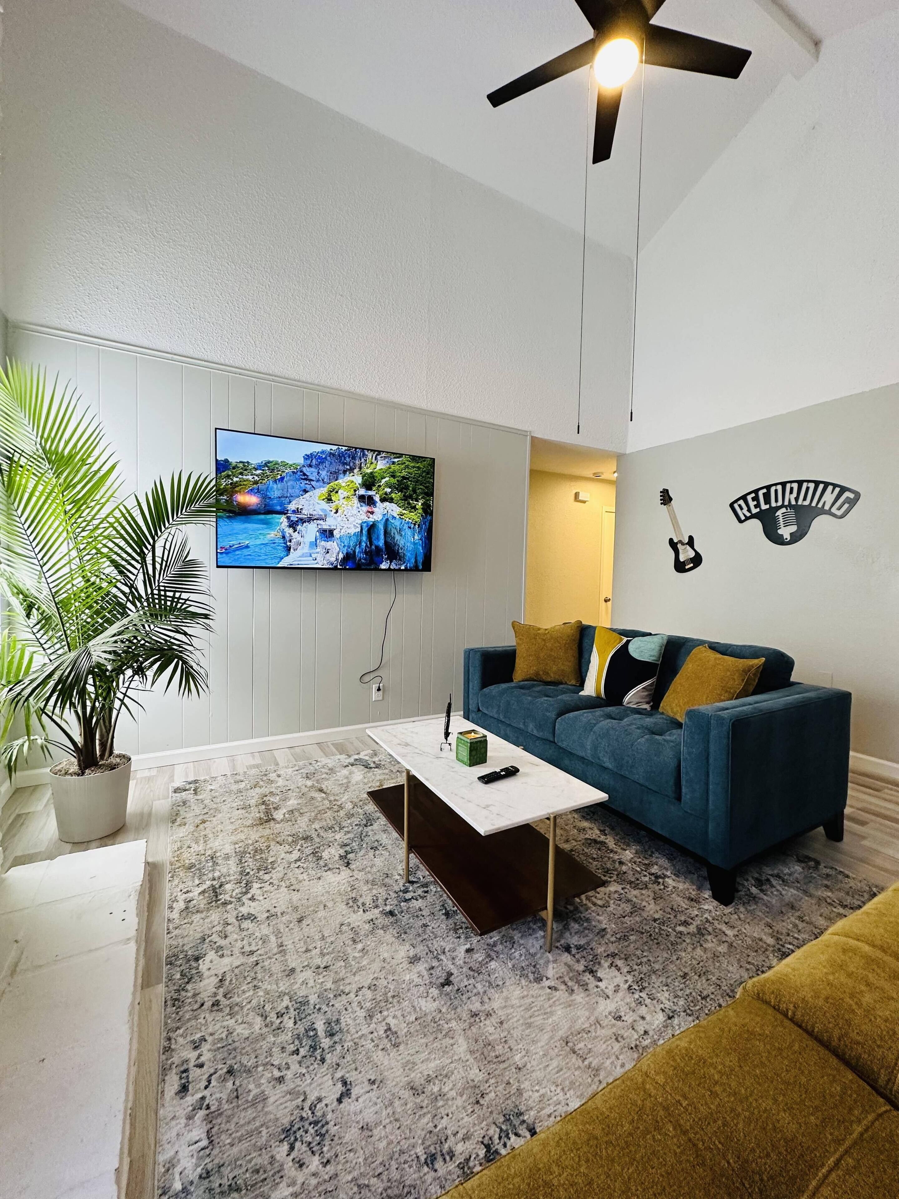 East Central Updated 3/2 Easy Access to Downtown, Arboretum, and  The Domain.