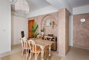 Interior - Apple Scent Stay (Magong)