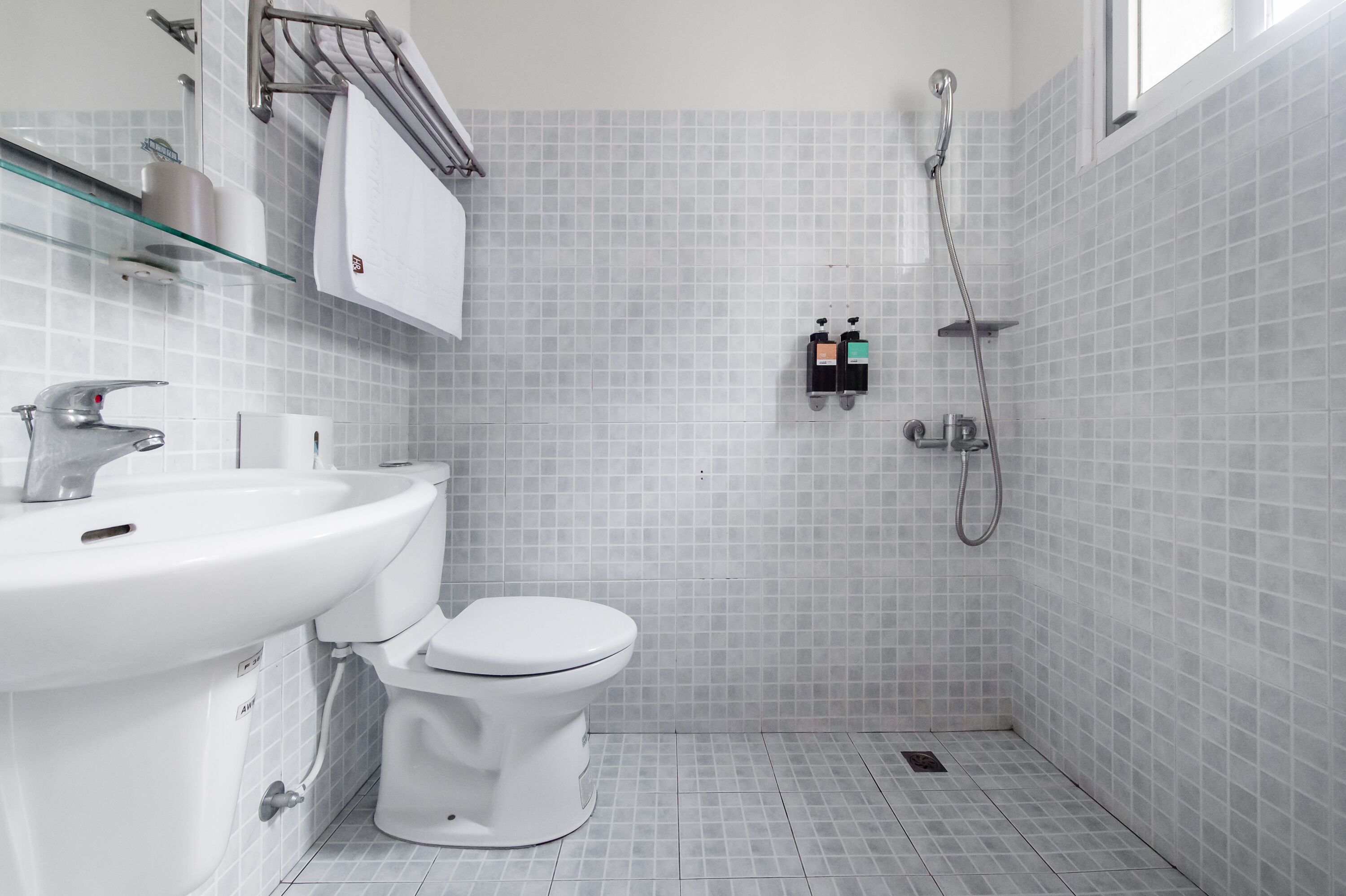 标准双人房 | 浴室 | 淋浴设施、吹风机、拖鞋、毛巾