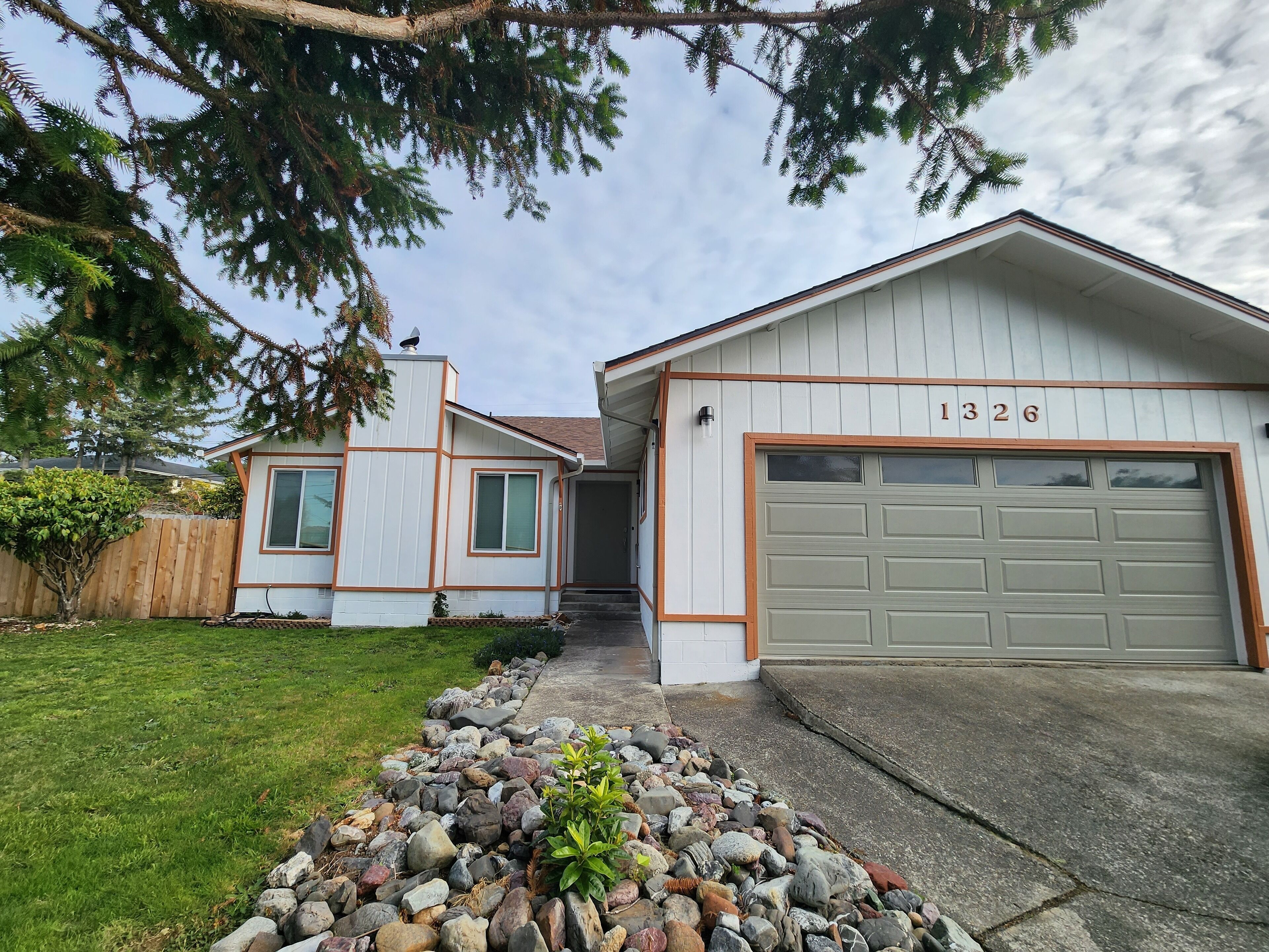 Crissey's Landing; Recently update, central location, near Harris Beach!