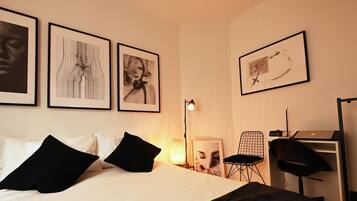 1 slaapkamer, een kluis op de kamer, een bureau