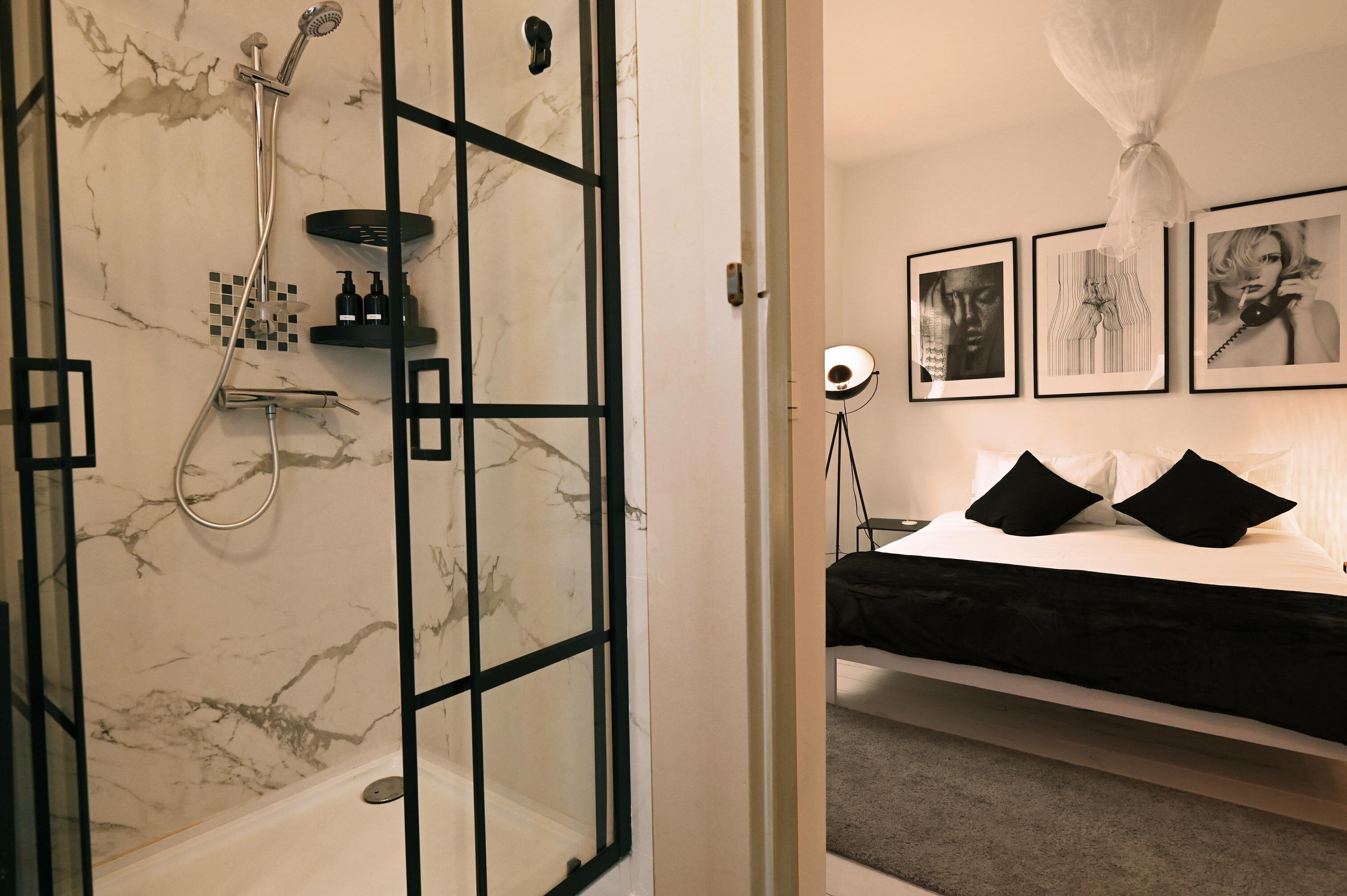 1 soveværelse, pengeskab på værelset, skrivebord, strygejern/strygebræt