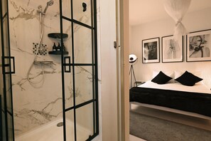 1 habitación, caja de seguridad en la habitación y escritorio 