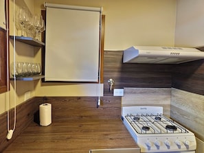 Geladeira, micro-ondas, fogão, cooktop