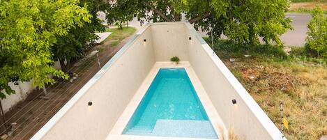 Una piscina al aire libre de temporada