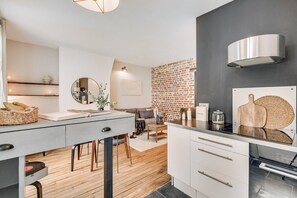 Kjøleskap, mikrobølgeovn, ovn og kokeplater