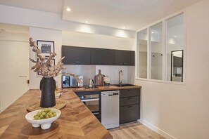 Kjøleskap, mikrobølgeovn, ovn og kokeplater