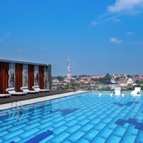 2 piscinas al aire libre, sombrillas, sillones reclinables de piscina