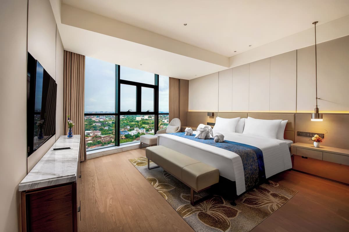 Deluxe Suite | 1 bedroom, hypo-allergenic bedding, down duvets, minibar