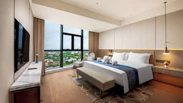 Deluxe Suite | Hypo-allergenic bedding, down comforters, minibar, in-room safe