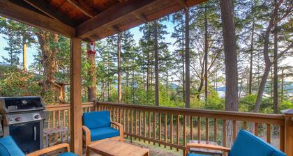 Cozy cabin in the woods, minutes from town, beaches, hiking