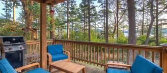Cozy cabin in the woods, minutes from town, beaches, hiking