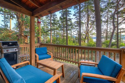 Cozy cabin in the woods, minutes from town, beaches, hiking