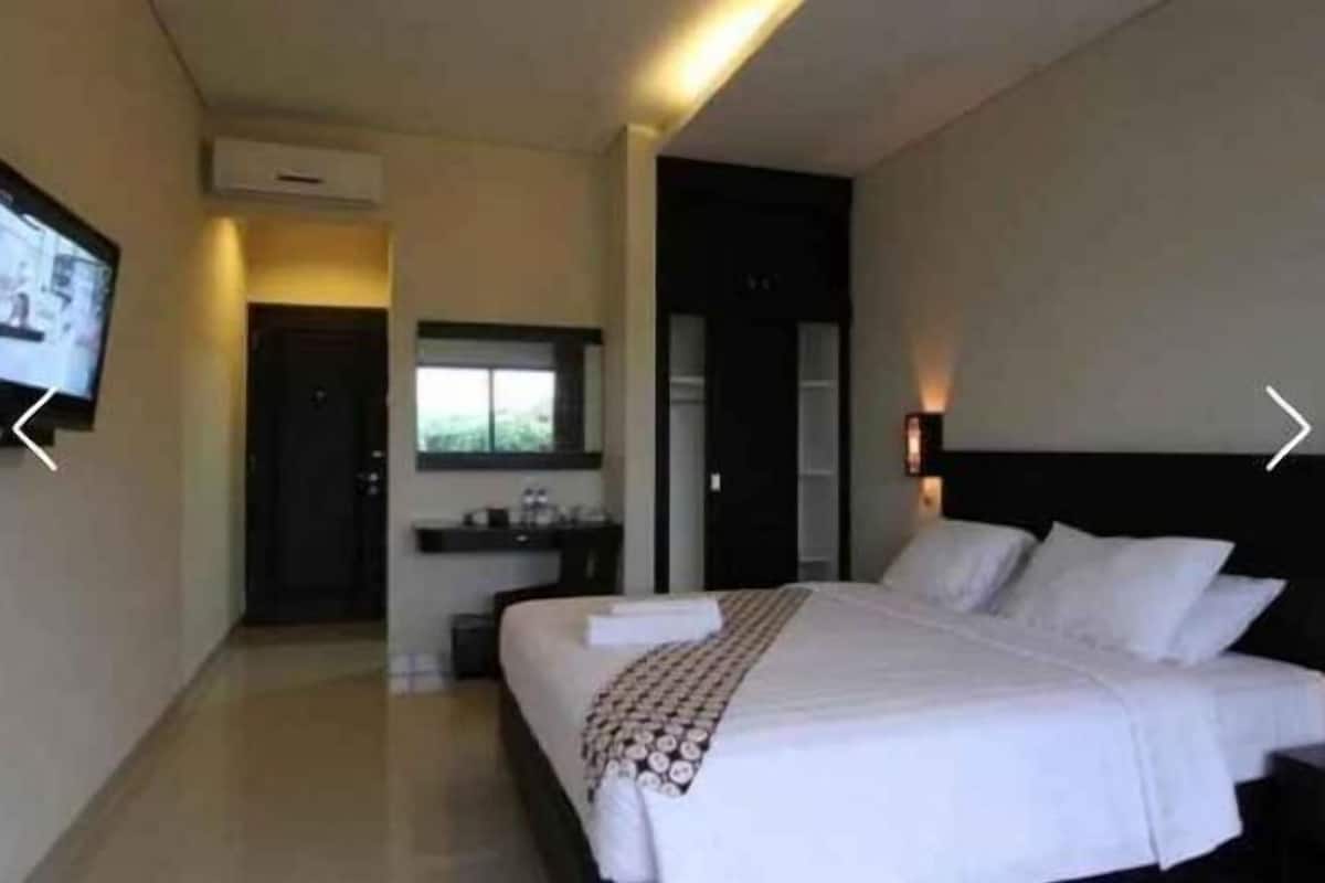 Desk, laptop workspace, free WiFi