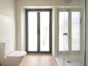 Suihku, hiustenkuivaaja, pyyhkeet