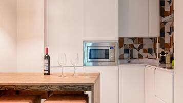 Frigorífico, microondas, lavavajillas y cafetera o tetera