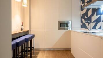 Frigorífico, microondas, lavavajillas y cafetera o tetera