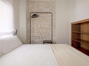 1 chambre, fer et planche à repasser, accès Internet, draps fournis