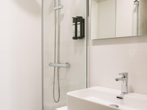 Douche, sèche-cheveux, serviettes fournies