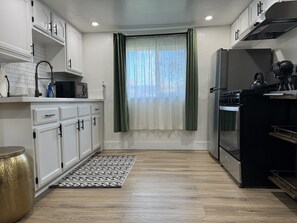 Réfrigérateur, micro-ondes, four, plaque de cuisson