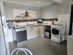 Fridge, microwave, stovetop, dishwasher