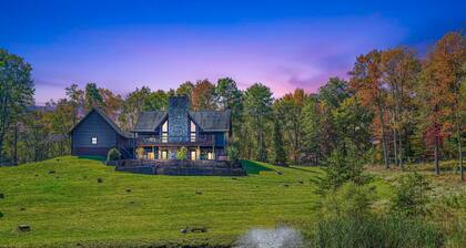 Wow! Timber Ranch Lodge, 43 acres, Sleeps 12, Family and Pet Friendly!