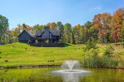 Wow! Timber Ranch Lodge, 43 acres, Sleeps 12, Family and Pet Friendly! 