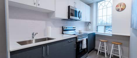 Réfrigérateur, four à micro-ondes, un four, surface de cuisson