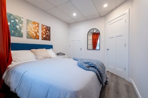 1 soverom, skrivebord, strykejern/-brett og wi-fi (inkludert)