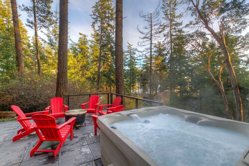 Newly Updated Cottage with Hot Tub, 2 fireplaces, fire pit