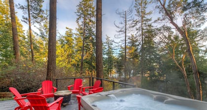 Newly Updated Cottage with Hot Tub, 2 fireplaces, fire pit