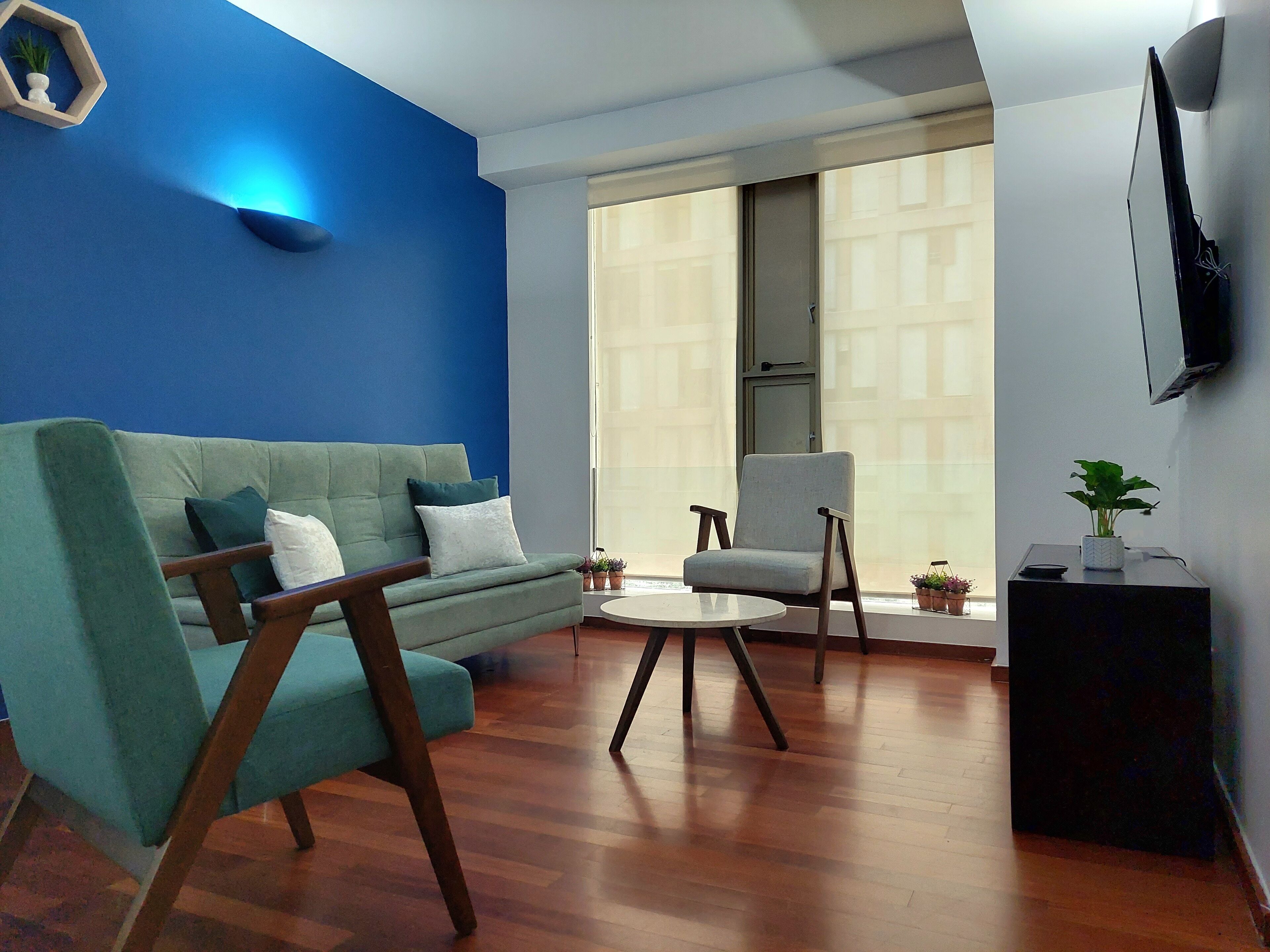 Departamento Premier | Área de sala de estar | Smart TV de 55 pulgadas con canales digitales y servicios de streaming 