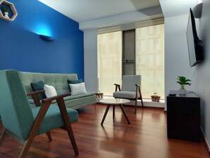 Appartement Premier | Aire de séjour | Téléviseur connecté de 55 po avec télévision numérique