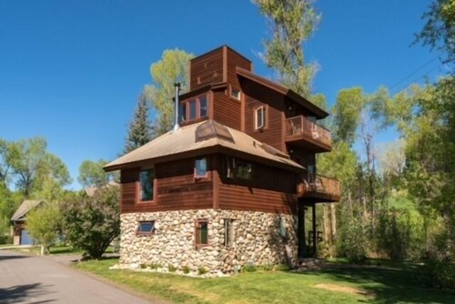 Cozy Ski Cabin - Downtown along Creek - Private Hot Tub