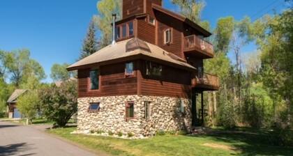 Cozy Ski Cabin - Downtown along Creek - Private Hot Tub