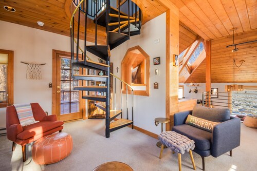 Cozy Ski Cabin - Downtown along Creek - Private Hot Tub