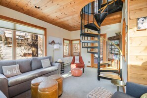 TV, fireplace, books - Cozy Ski Cabin - Downtown along Creek - Private Hot Tub (Steamboat Springs)