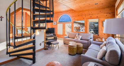 Cozy Ski Cabin - Downtown along Creek - Private Hot Tub