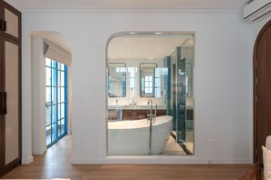 Design Villa | 6 bedrooms, desk, laptop workspace, free WiFi - Domdom Villa Halong (Ha Long)