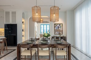 Tetera/pava eléctrica, mesa de comedor