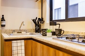 Kühlschrank, Mikrowelle, Herdplatte, Wasserkocher mit Kaffee-/Teezubehör