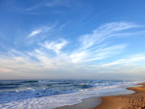 A beach with waves, a clear sky, and a sandy shore. - Suitur cozy apartment with swimming pool and great views (MARBELLA)
