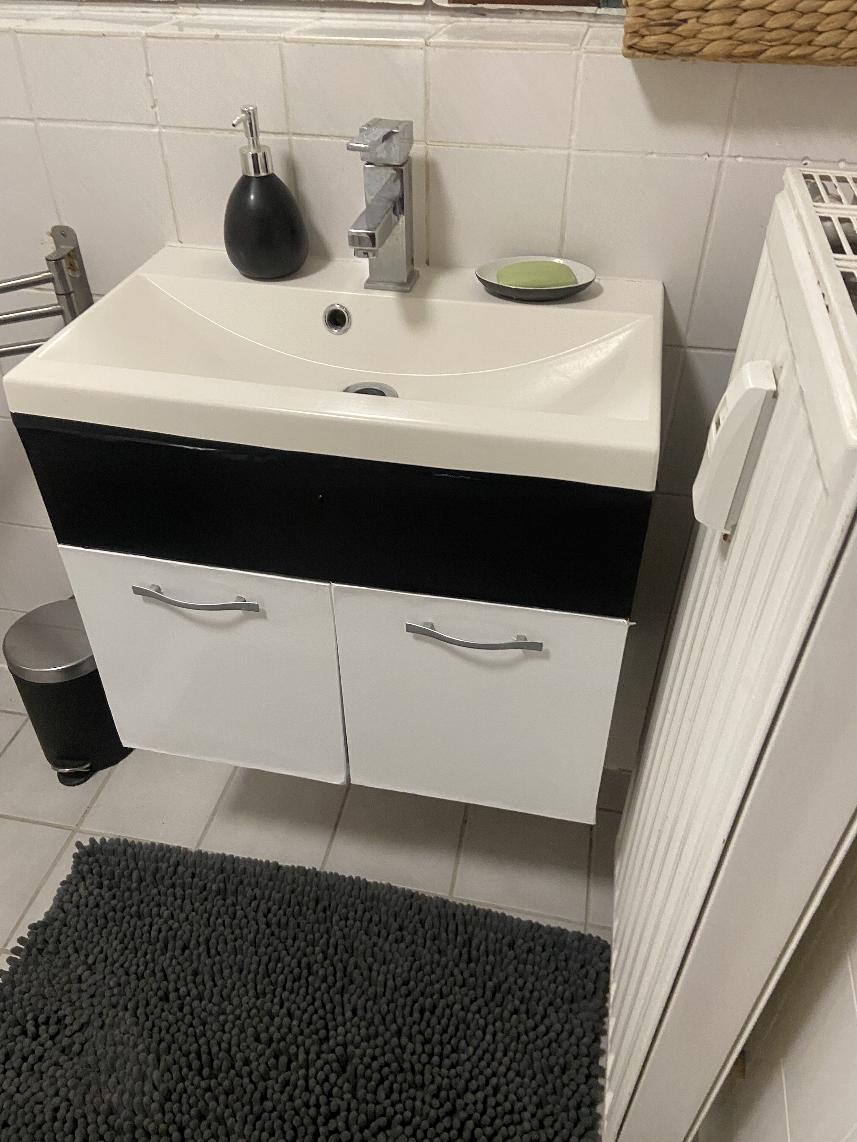 Een douche, een haardroger, handdoeken, zeep