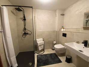 Shower, hair dryer, towels, soap - Saarbrücken: Am Deutsch-französischen Garten Eine Gemütliche Wohnung (Saarbrücken)